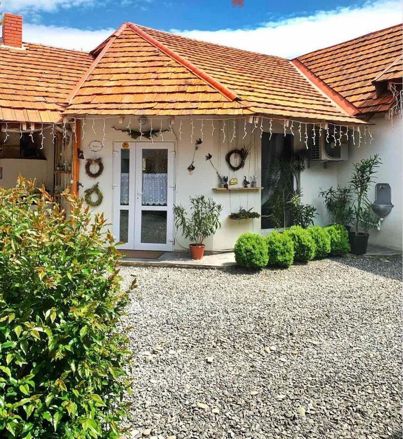 Villa Lukash Yanoshi Ngoại thất bức ảnh